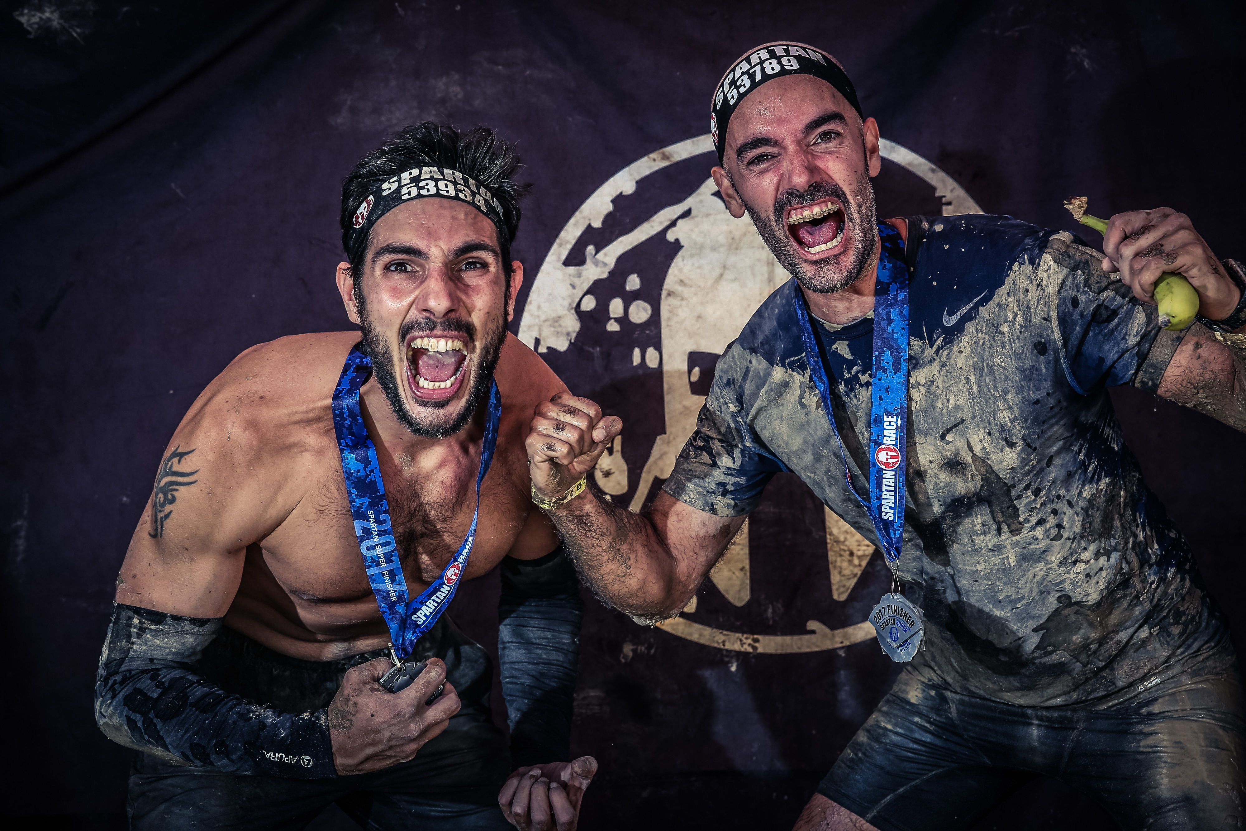 Due partecipanti festeggiano la gara con le medaglie
